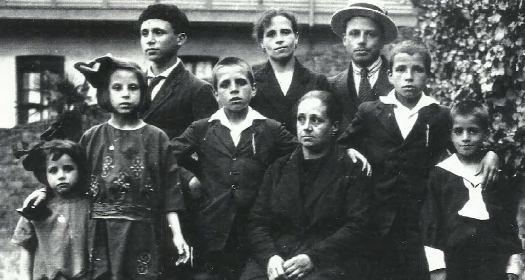 Alegría Fernández Cabeza, segunda por la izquierda, y
su familia en 1921. A su lado Antonio, que se licenció
en Medicina con solo 19 años y falleció al año siguiente
siendo voluntario en una epidemia de tifus.
