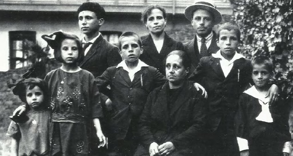 Alegría Fernández Cabeza, segunda por la izquierda, y
su familia en 1921. A su lado Antonio, que se licenció
en Medicina con solo 19 años y falleció al año siguiente
siendo voluntario en una epidemia de tifus.