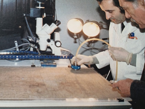 Dos investigadores estudiando el Sudario de Oviedo con un microscopio electrónico