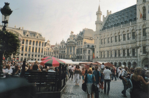 Vista de la Gran Plaza con sus terrazas. De derecha a izquierda: el Hôtel de Ville, L'Étoile, Le Cygne, L'Arbre d'Or. Al fondo y a la izquierda el palacio La Maison des Ducs du Brabante.
